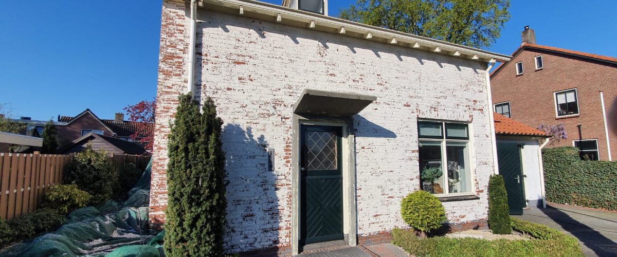 Gerenoveerde vrijstaande stenen woning met nieuwe kozijnen en tuin aanleg