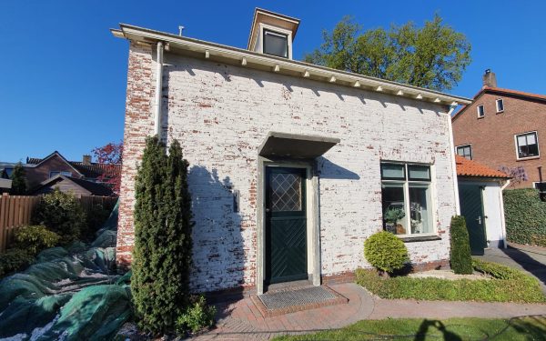 Gerenoveerde vrijstaande stenen woning met nieuwe kozijnen en tuin aanleg